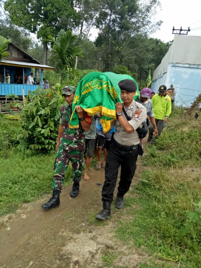 Anggota TNI-Polri turut membantu mengantarkan jenasah di Kecamatan Marikit, Jumat (6/3/2020). Foto : MI