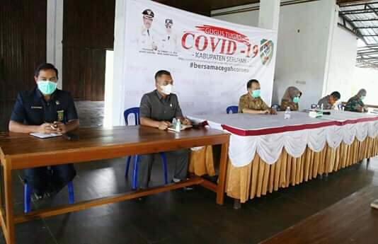 Bupati Seruyan Yulhaidir saat memimpin rapat Gugus Tugas Penanganan Covid-19 Kabupaten Seruyan. Foto : Ro