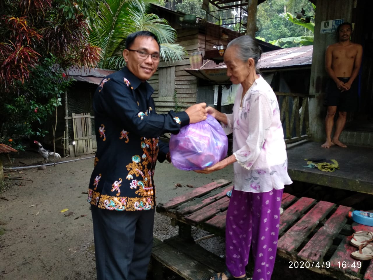 Tak Menunggu Besok, Wakil Bupati Sambangi Warga Berikan Bantuan Sembako
