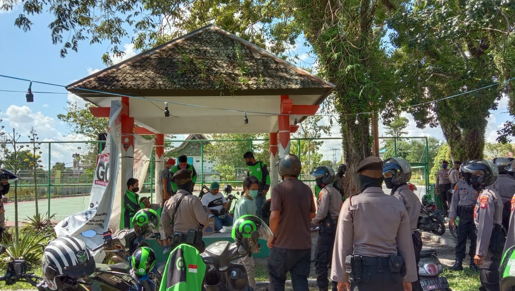 Berkerumun dan Tidak Memakai Masker Ojol Dibubarkan Polisi