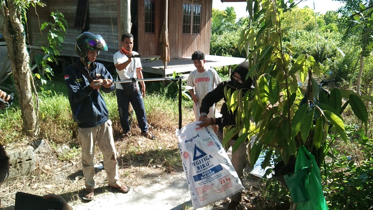 Tim ERP Palangka Raya Tangkap Ular Kobra di Rumah Warga