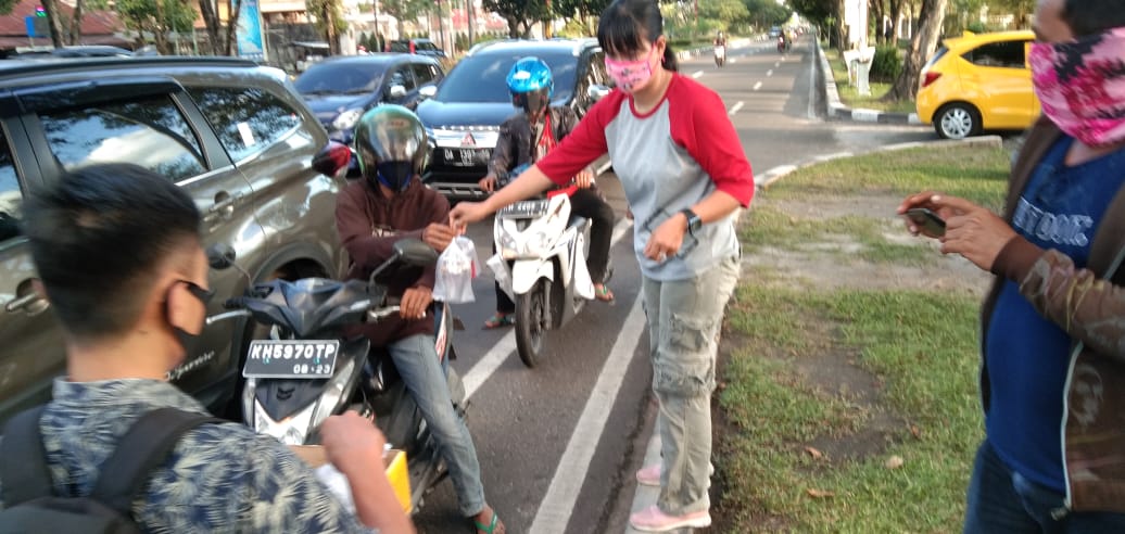 Komunitas UKM Peduli Palangka Raya Bagikan Ratusan Takjil
