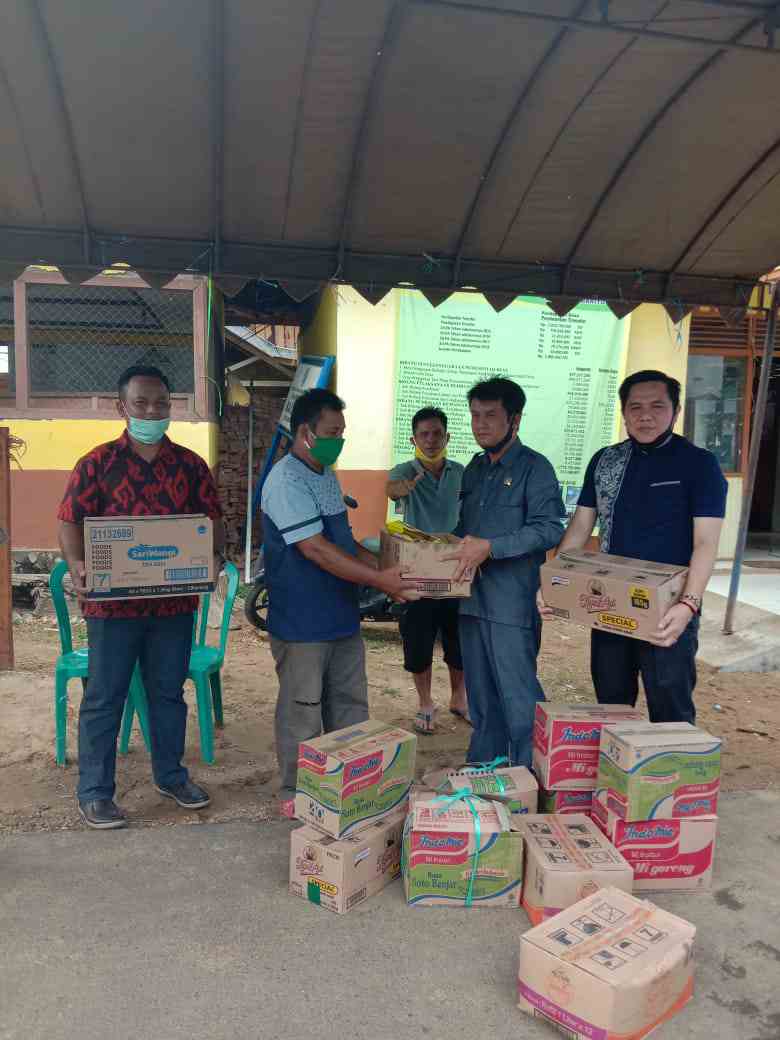 Pimpinan DPRD Bartim Beri Bantuan Kepada Korban Banjir Desa Kalamus