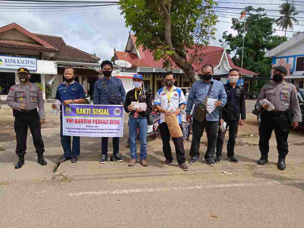 PWI Bartim dan Polsek Dusun Tengah Kompak, Bagikan Masker Gratis 