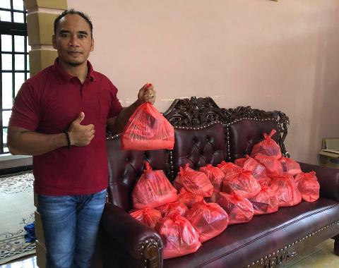 Legislator Kotim Ini Bagikan Ratusan Paket Sembako