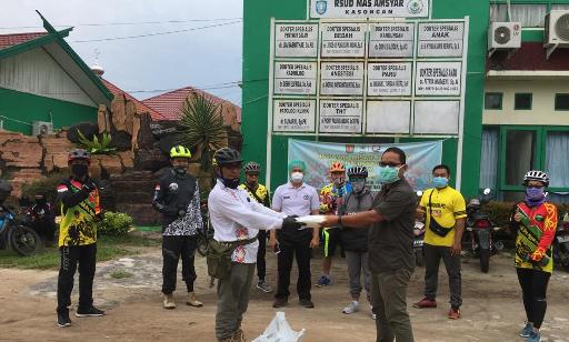 Komunitas Sepeda Katingan Bagikan 10 APD dan 5 Kotak Masker