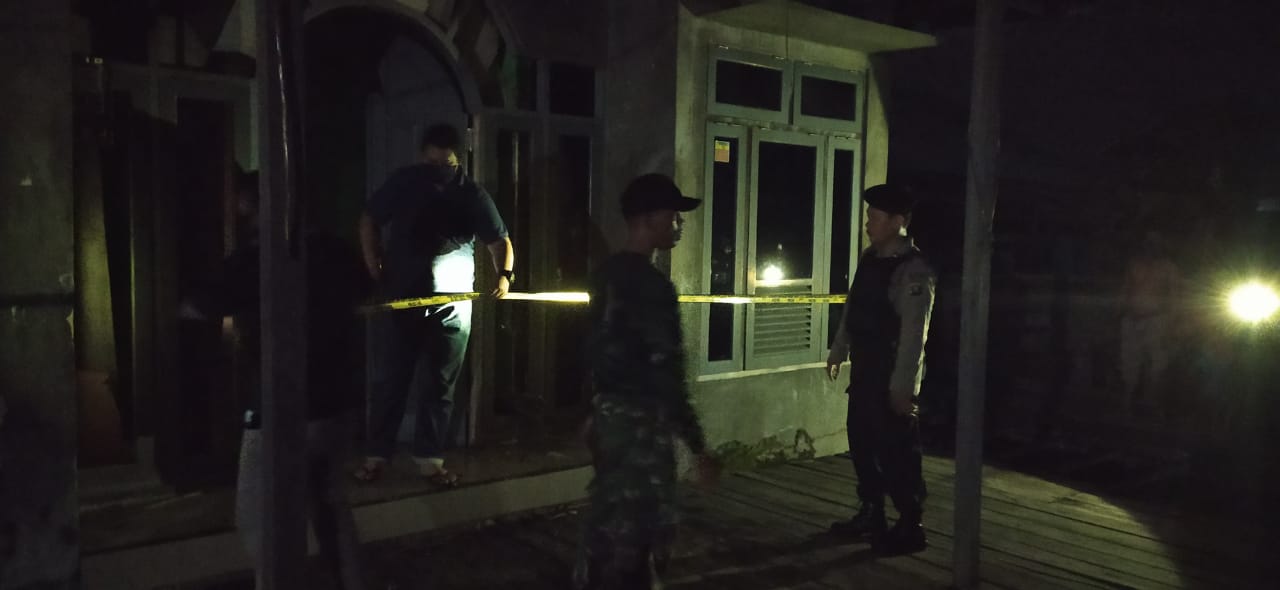 Warga Kelurahan Baru Nekat Bakar Rumahnya Sendiri