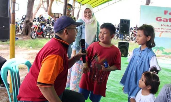 Kepala Dikbud Kobar Rosehan Pribadi saat berdialog dengan anak-anak. 