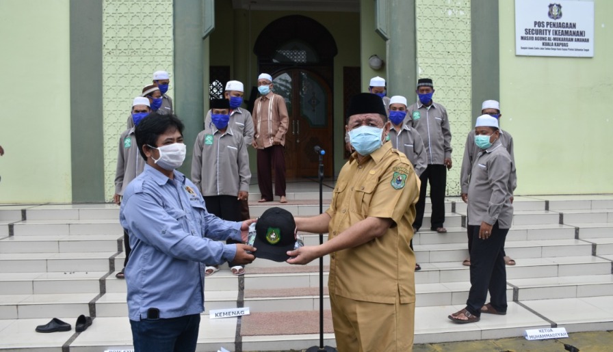 Apresiasi Kinerja Jurnalis, Diskominfo Kapuas Bagikan Baju dan Topi