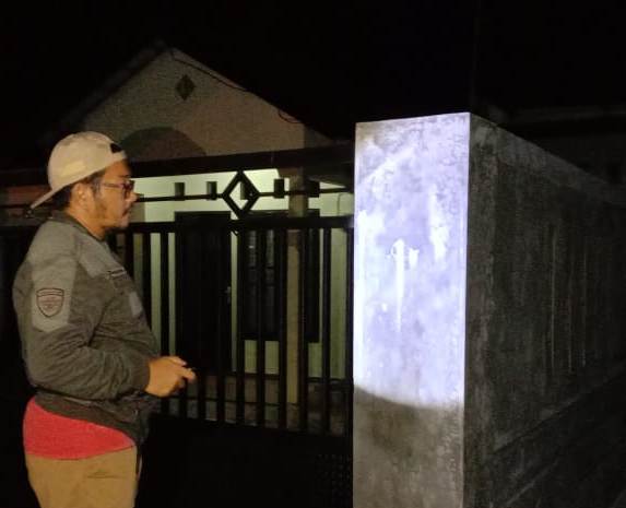 Polisi Selidiki Kasus Coretan Misterius di Tembok Pagar Rumah Warga 