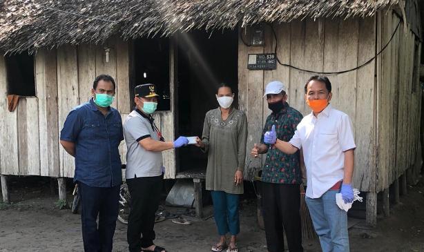 Gubernur Bagikan Masker dan BLT kepada Warga Kumai 