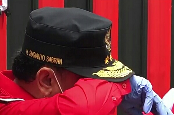 Gubernur Kalteng H Sugianto Sabran saat menyeka air mata yang membasahi mukanya, saat memberikan keterangan resmi Selasa (28/4). 