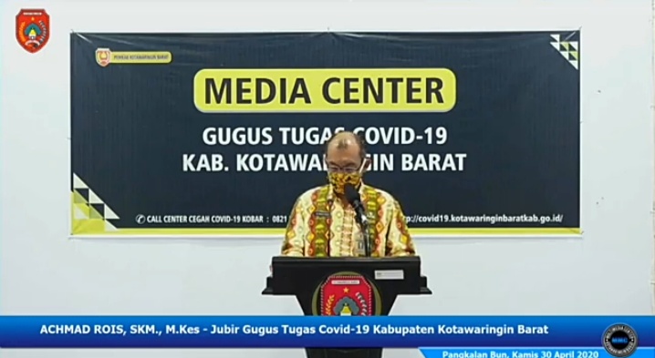 Jubir Gugus Tugas Covid-19 Kobar Achmad Rois saat memberikan pernyataan resmi Kamis (30/4). 