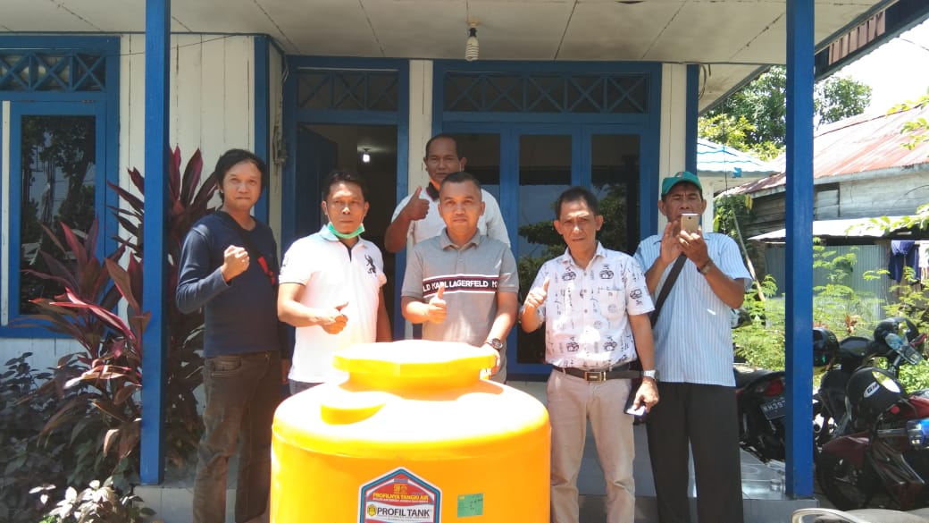 Ketua Dewan Serahkan Bantuan Profil Tank Untuk PWI Seruyan