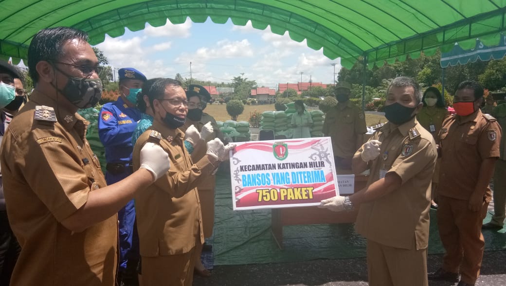 Bupati Serahkan PKD Simbolis ke Camat Katingan Hilir