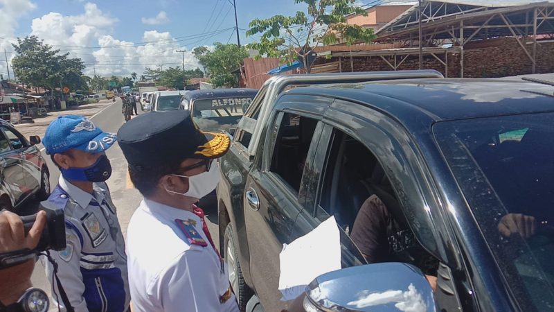 Kepala Dinas Perhubungan Kota Palangka Raya Alman Pakpahan, pada saat melakukan pemeriksaan kartu identitas di Pintu masuk kota di Kelurahan Pahandut Seberang, Senin (11/5/2020). Foto : Ra