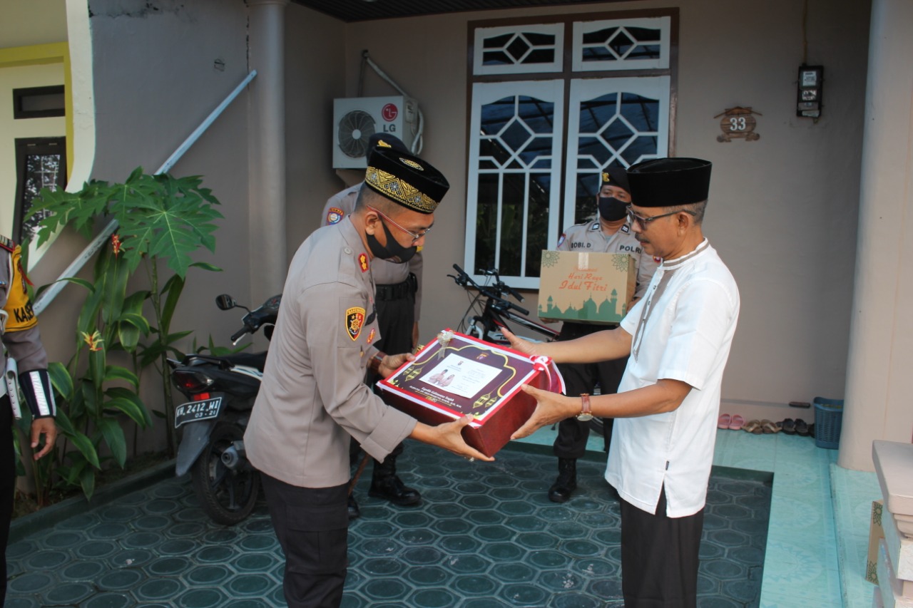 Kapolres Kobar Bagikan Bingkisan Lebaran Untuk Tokoh Agama