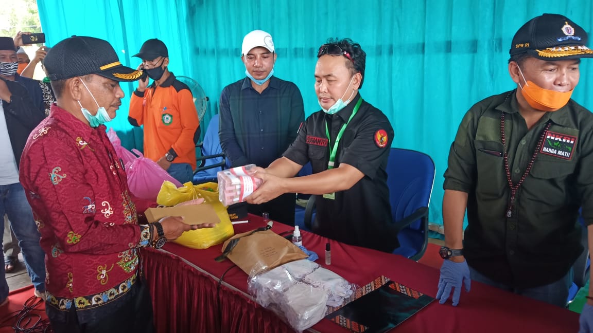 Gubernur Kalteng Serahkan Bansos ke Delapan Desa di Kotim