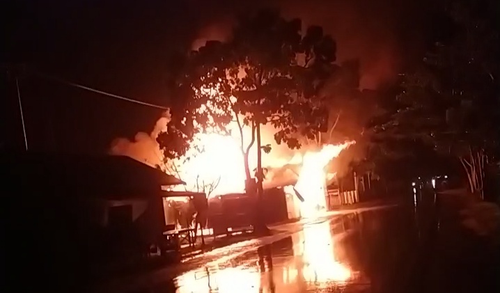Disambar Petir, Rumah dan Ruko di Palangka Raya Hangus Terbakar