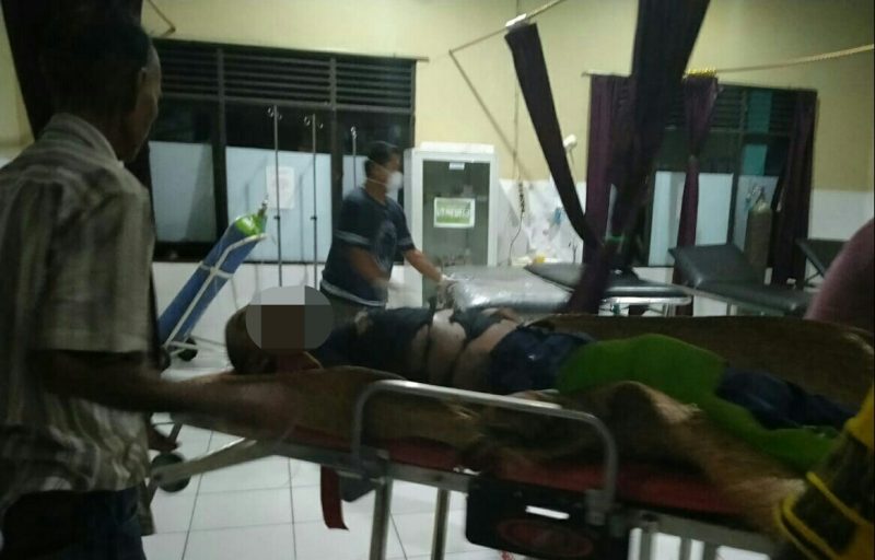 Jasad korban saat dievakuasi ke rumah sakit Minggu (17/5). 