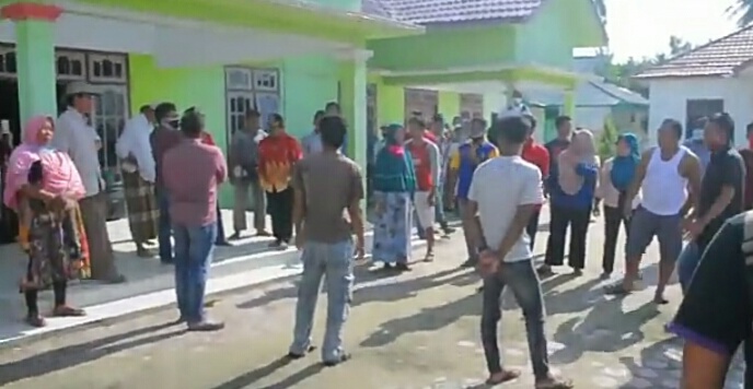 Puluhan warga Desa Kubu saat mendatangi Kantor Desa Kubu Rabu (27/5). 