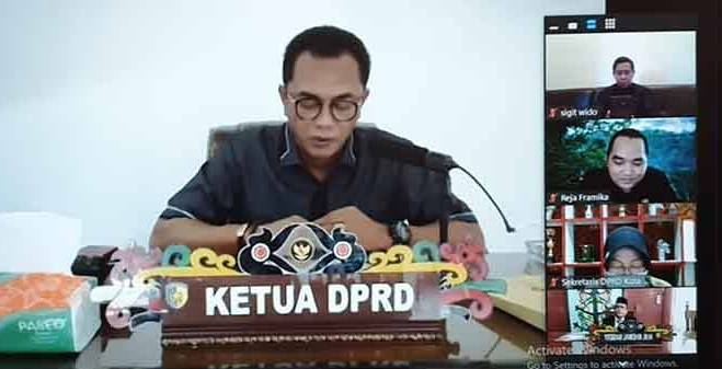 Ketua DPRD Kota Palangka Raya Sigit K Yunianto saat memimpin rapat paripurna sistem online Senin (11/5). 