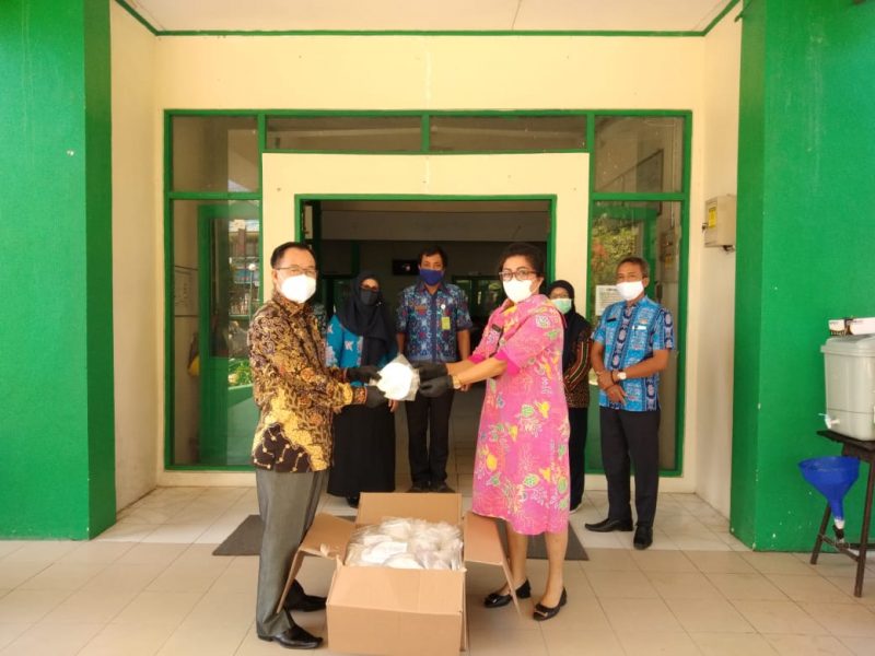 Bupati Sakariyas serahkan masker N-95 kepada Direktur RSMA Kasongan, dr. Agnes Nissa Paulina. Foto : MI