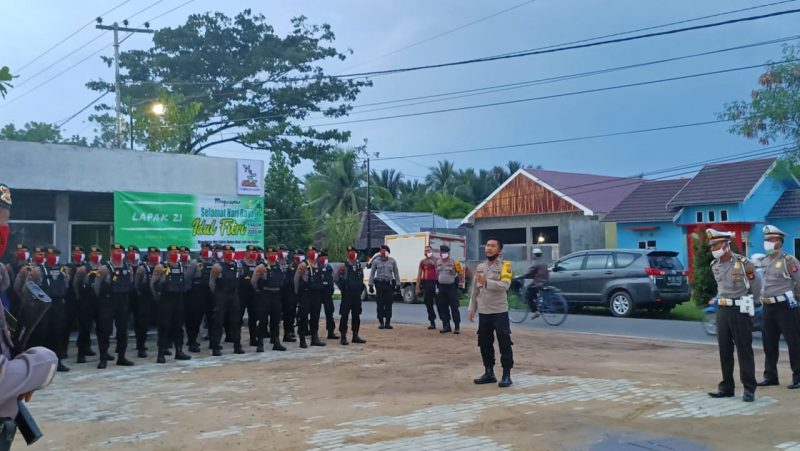 Puluhan personil Ditsamapta Polda Kalteng dikirim ke Kapuas untuk membantu pelaksanaan PSBB di Kapupaten Kapuas, Rabu (3/6/2020). Foto : Am