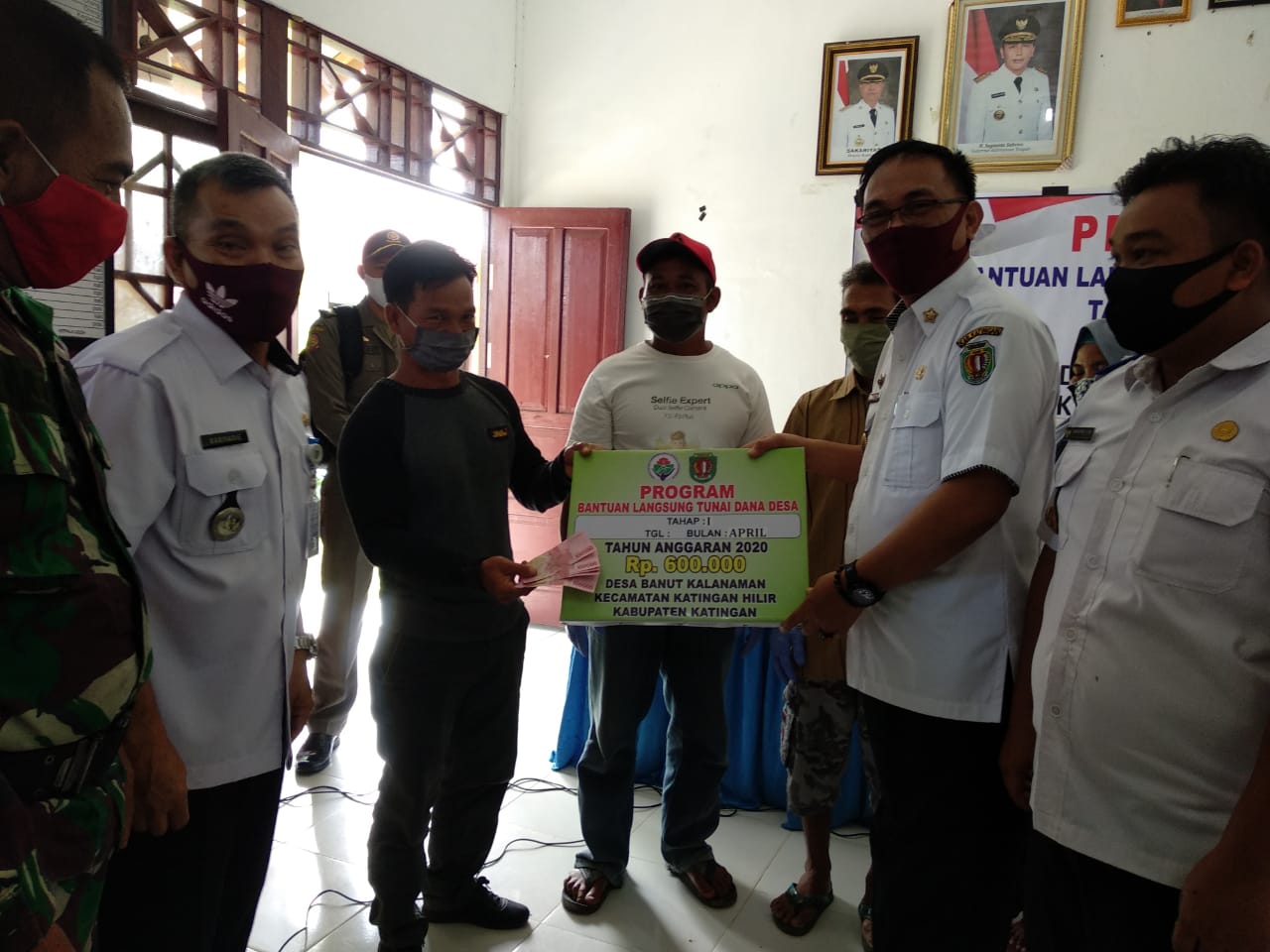 Wabup Sunardi Serahkan Simbolis BLT Desa Banut Kalanaman