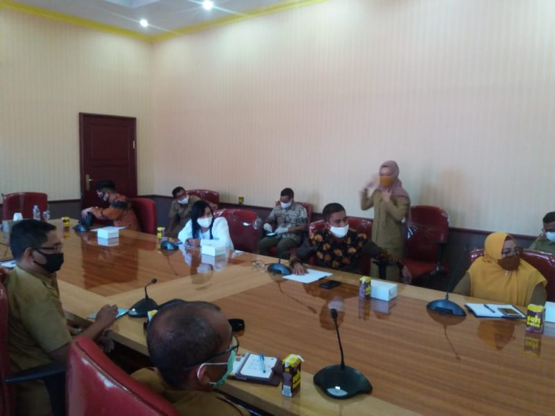 Anggota DPRD Kalteng Hj Mariani bersama rombongan saat menghadiri pertemuan dengan unsur SOPD Pemkab Kobar di Aula Kantor Bupati Kobar Selasa (2/6). 