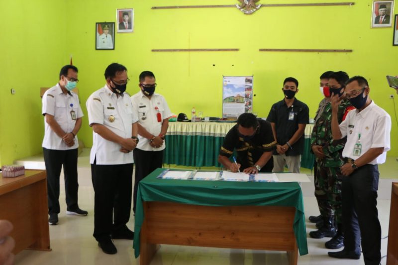 Wabup Sunardi hadiri, penandatanganan perjanjian kerjasama program TSP-3R di Tumbang Samba, Rabu (10/6/2020). Foto : MI