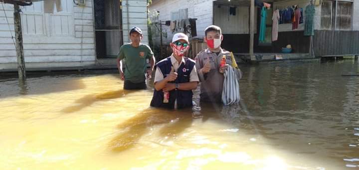 Kondisi Banjir, Lurah Samba Kahayan Salurkan Langsung BST ke Rumah Warga