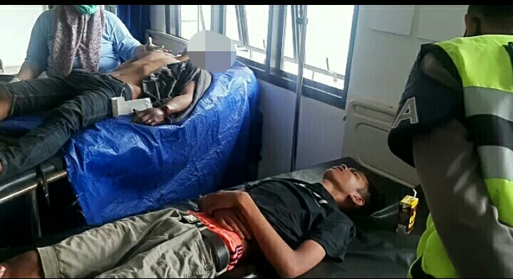Kedua korban saat dievakuasi ke Puskesmas Cempaga Jumat (3/7). 