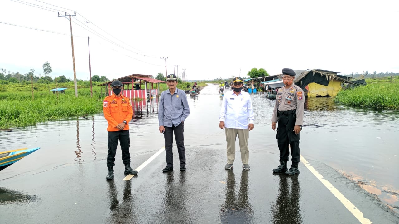 Dewan Tinjau Ruas Jalan Kolam yang Direndam Banjir