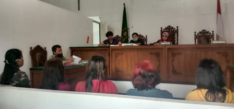 Lima PSK saat menjalani sidang tipiring di PN Nanga Bulik, Jumat (10/7).