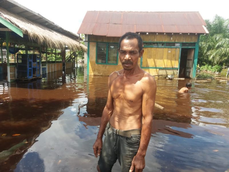 Salah seorang warga Kumpai Batu Bawah saat menceritakan kondisi banjir yang merendam pemukiman mereka Minggu (19/7). 