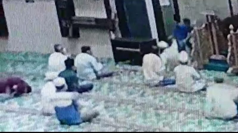 Pelaku saat tiba-tiba menyerang imam masjid ketika sedang memimpin doa, seusai melaksanakan salat isya Kamis (23/7) tadi malam. 