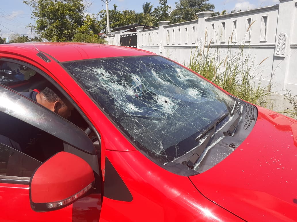 Ribut Masalah Rumah Tangga, Suami Pecahkan Kaca Mobil Istrinya
