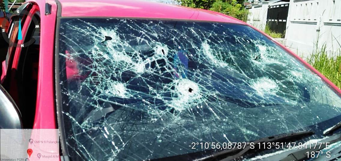 Seorang Pria di Palangka Raya Pecahkan Kaca Mobil Pengendara