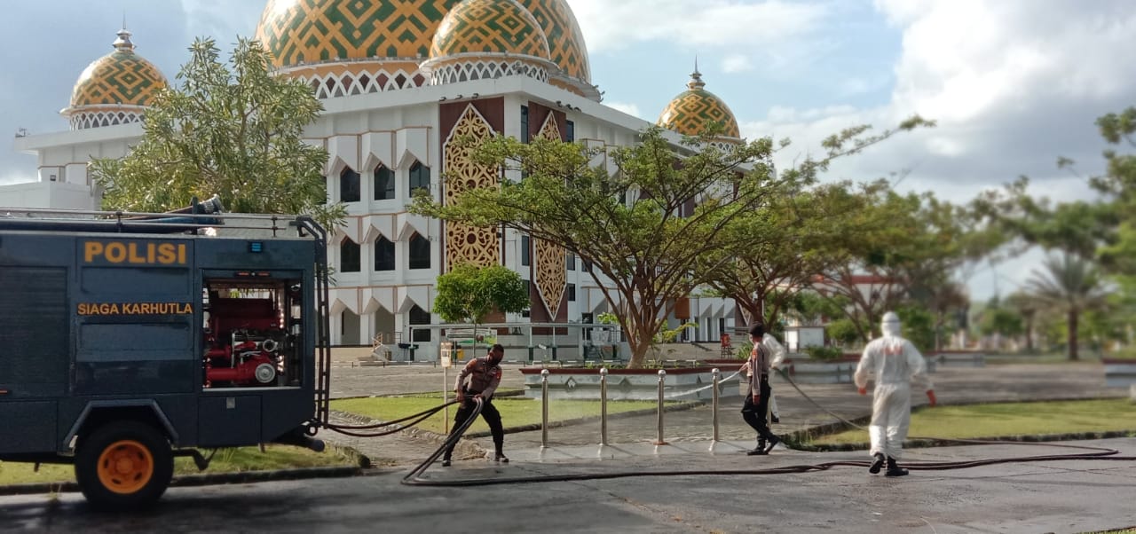 Jelang Idul Adha Ditsamapta Polda Kalteng Semprot Disinfektan Sejumlah Masjid