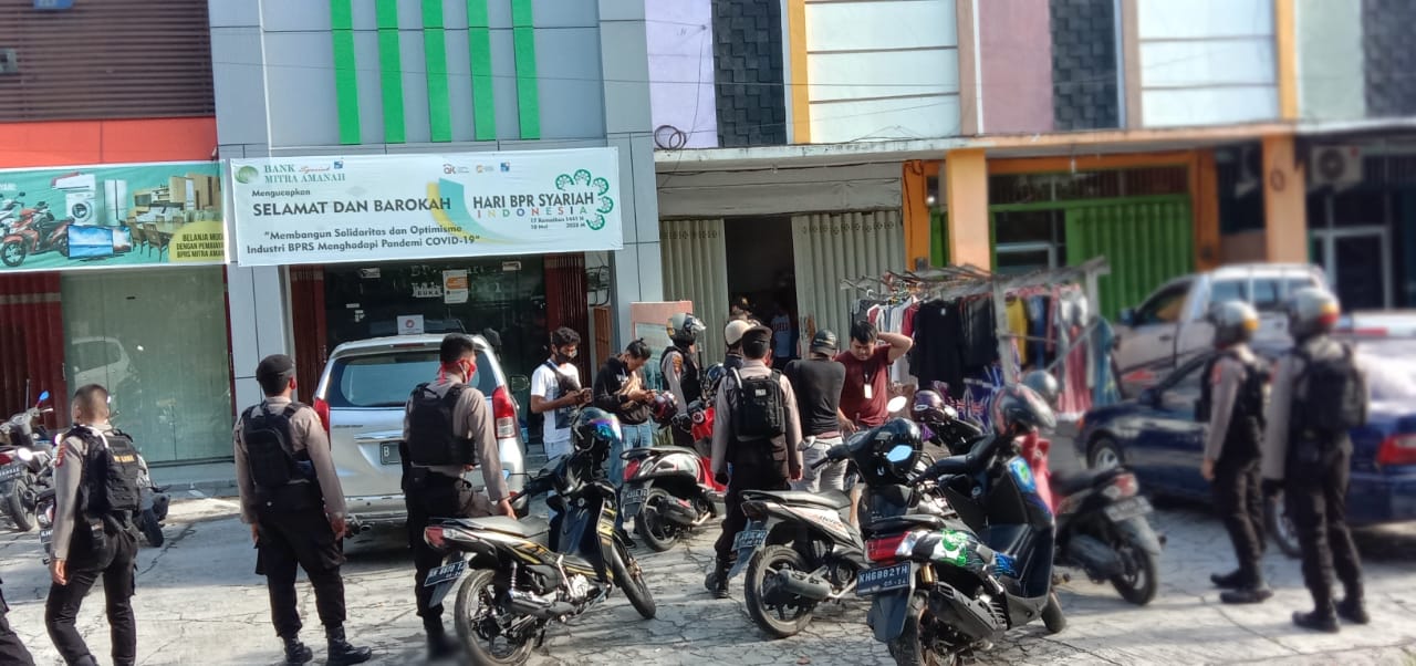 Terjebak di Atas Plafon, Pencuri Dikepung Polisi