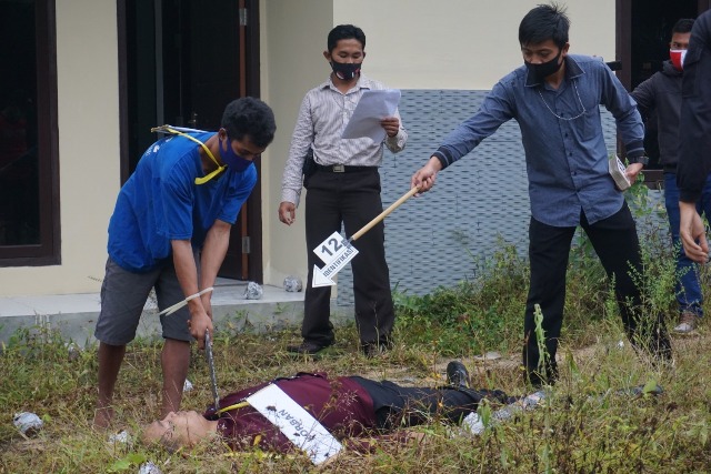 Pembunuhan Sadis Suami Istri Direka Ulang, Pelaku Peragakan 13 Adegan