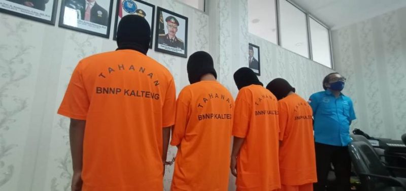 Empat pelaku komplotan pemasok sabu jaringan Madura saat diamankan di Kantor BNNP Kalteng ketika digelar pres release Rabu (12/8). 