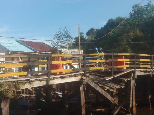 Jembatan Karang Anyar Ambruk Dilintasi Kendaraan Bermuatan Berat