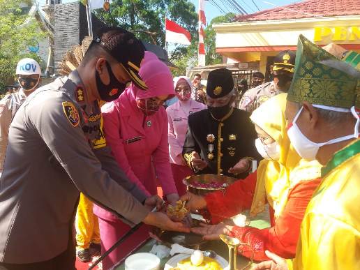 Kedatangan Kapolres Kobar Disambut Secara Adat