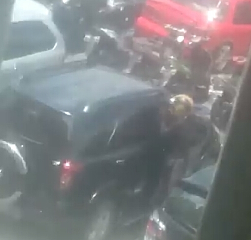 Pelaku saat berusaha membobol mobil yang terparkir depan masjid agung, Jumat (28/8). 