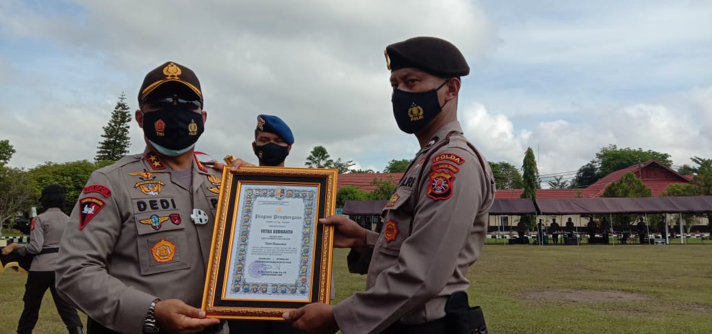 Kapolda Kalteng Beri Penghargaan Personel Ditsamapta
