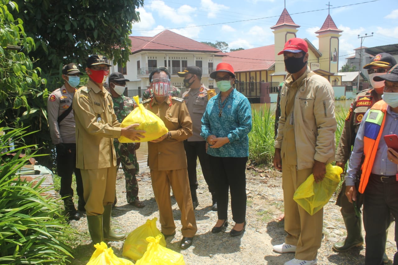 Bupati Bersama Forkopimda Serahkan Bantuan Banjir di Tewang Saggalang Garing
