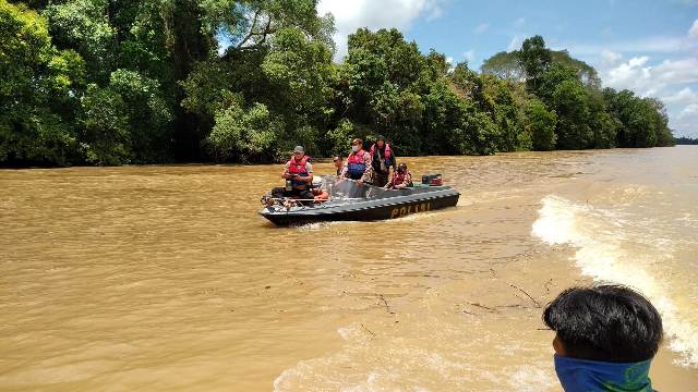 Tim Sar gabungan saat melakukan pencarian di Sungai Lamandau Kamis (10/9). 
