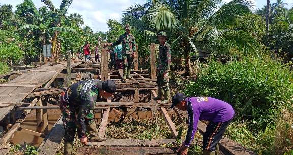 Anggota TNI Kodim 1015 Sampit saat mengerjakan pembangunan jalan darurat bersama warga Sabtu (26/9). 